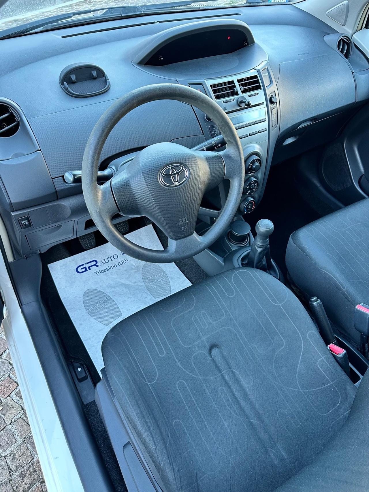 Toyota Yaris 1.0Bz 69Cv 5P - Neopatentati