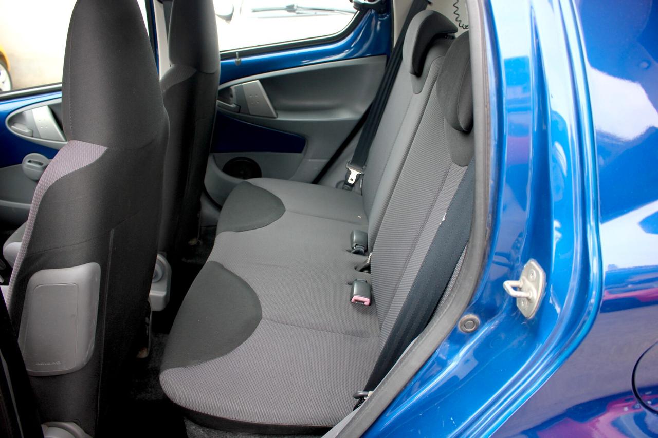 Toyota Aygo 1.0 AUTOMATICA 68 CV 5 PORTE TAGLIANDATA GARANZIA 12 MESI NEOPAT OK