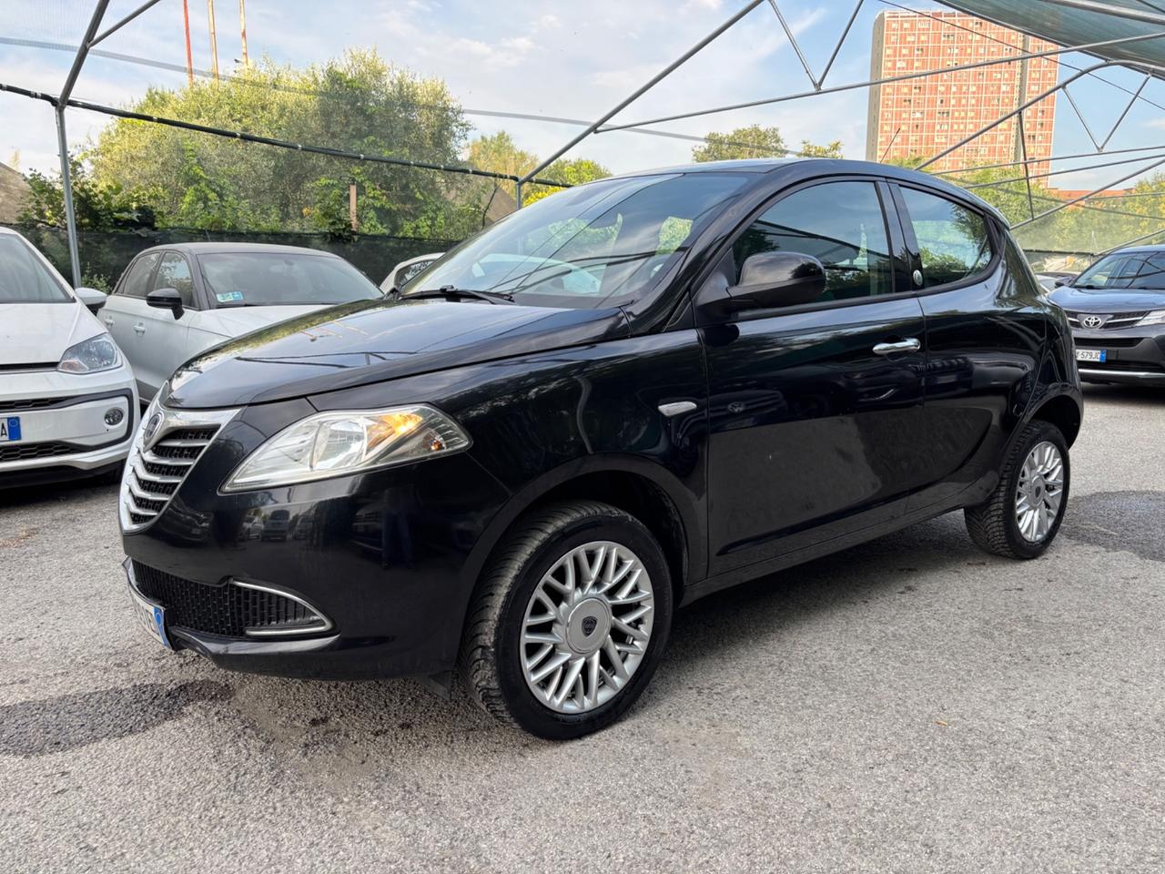 Lancia Ypsilon 5 porte Metano Ecochic OK NEOPATENTATI