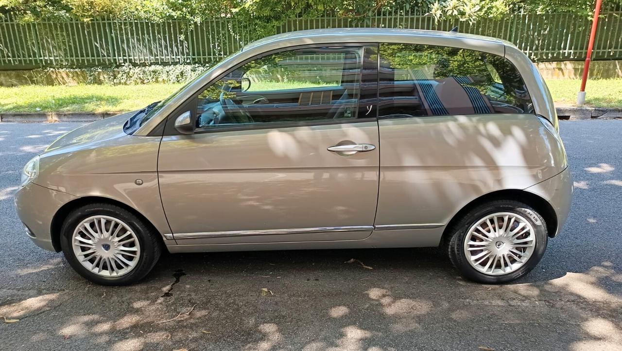 Lancia Ypsilon 1.2 Argento benzina neopatentati