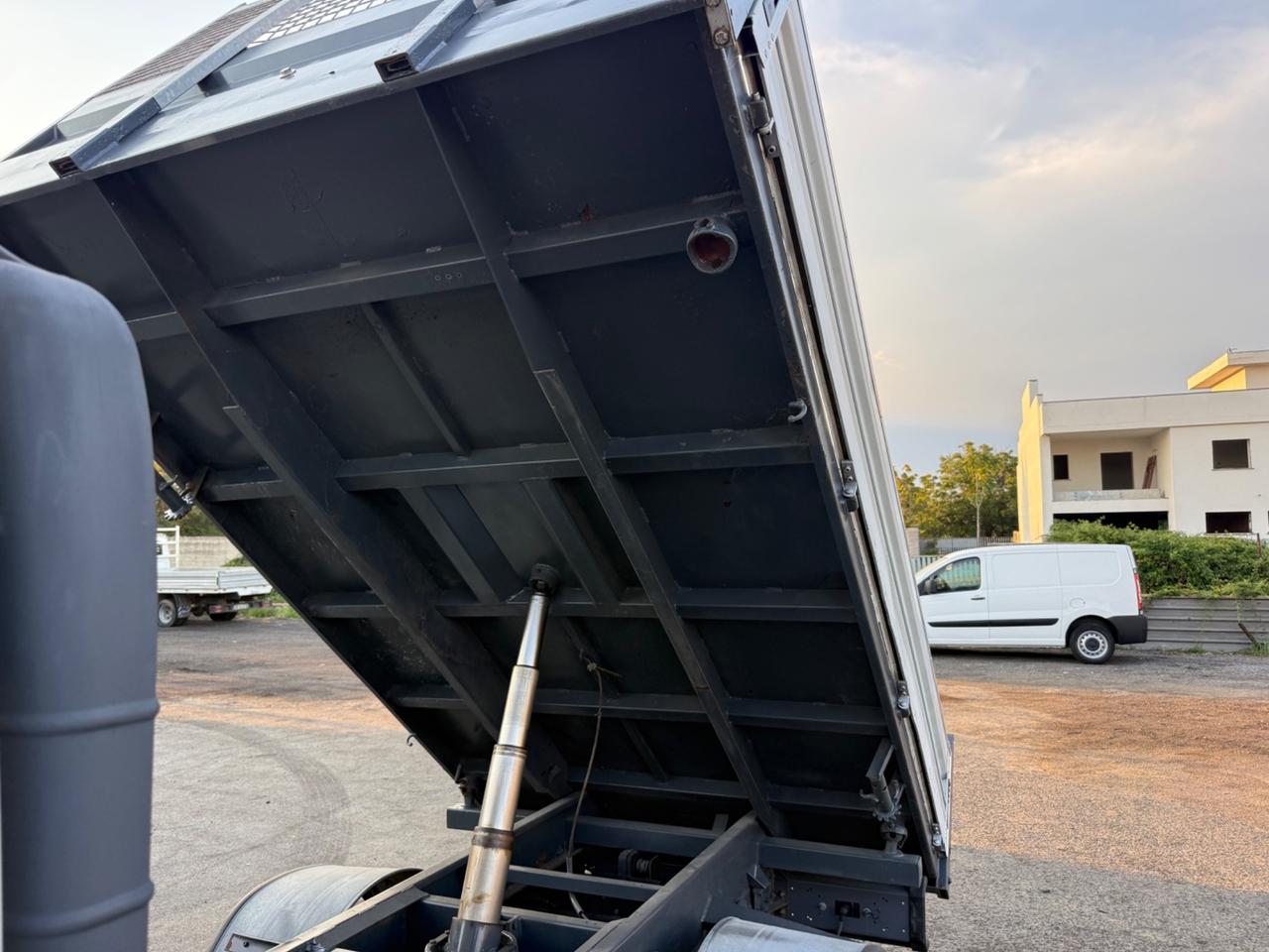 Nissan Cabstar 3.0 Diesel 120 Cv Trilaterale