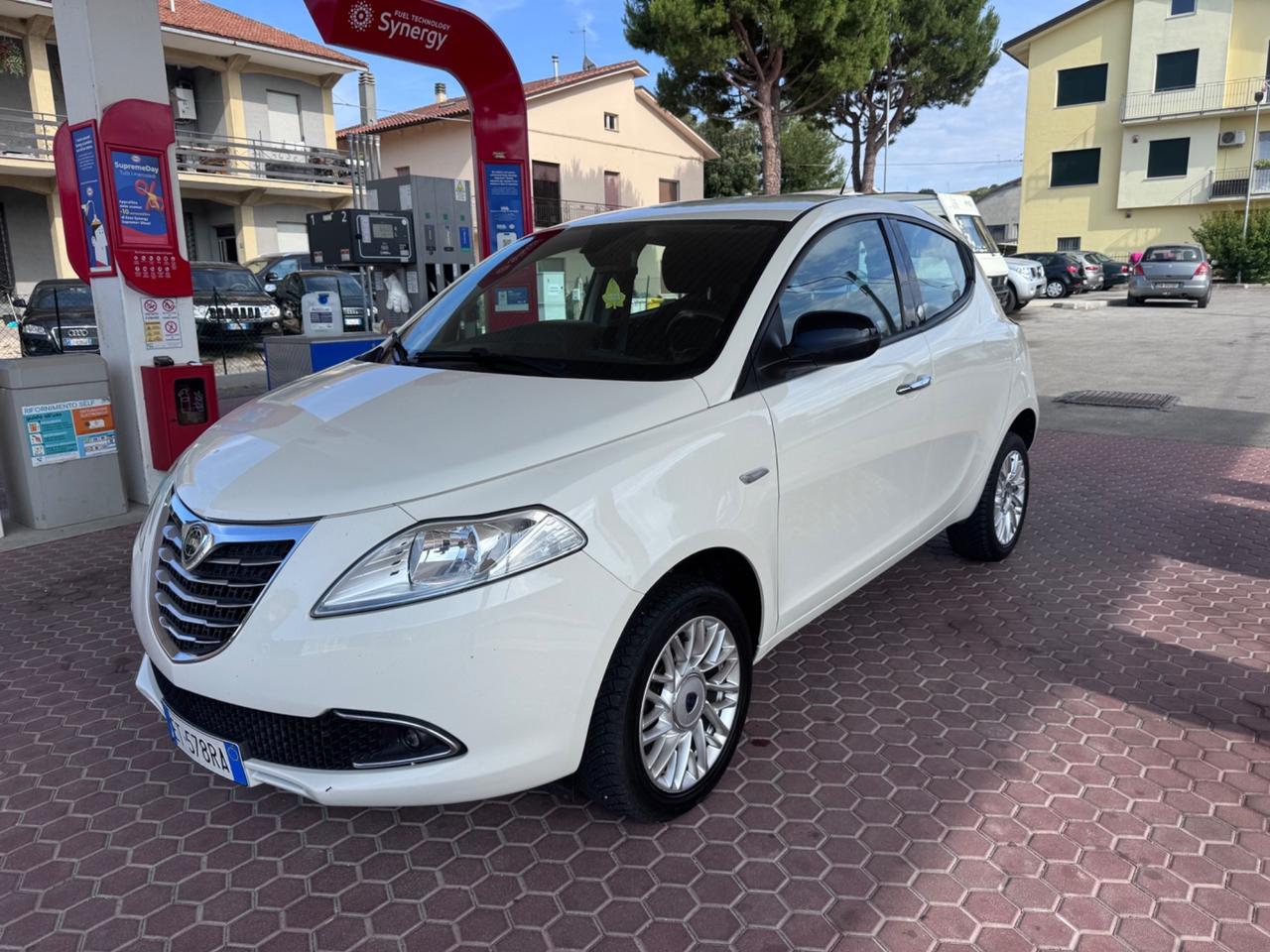 Lancia Ypsilon 0.9 TwinAir 85 CV 5 porte Metano Ecochic Silver