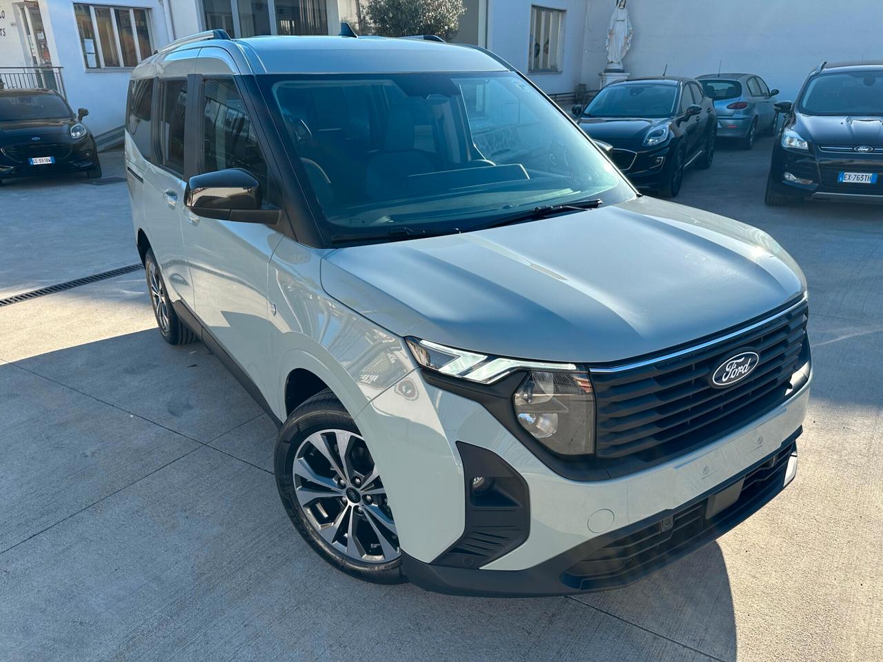 Ford Tourneo Courier 1.0 EcoBoost Titanium