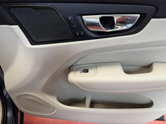 VOLVO XC60 B4 (d) AWD auto Ultimate Dark Gancio Originale