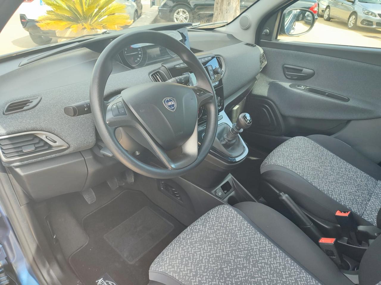 Lancia Ypsilon 1.0 FireFly S&S Hybrid Silver