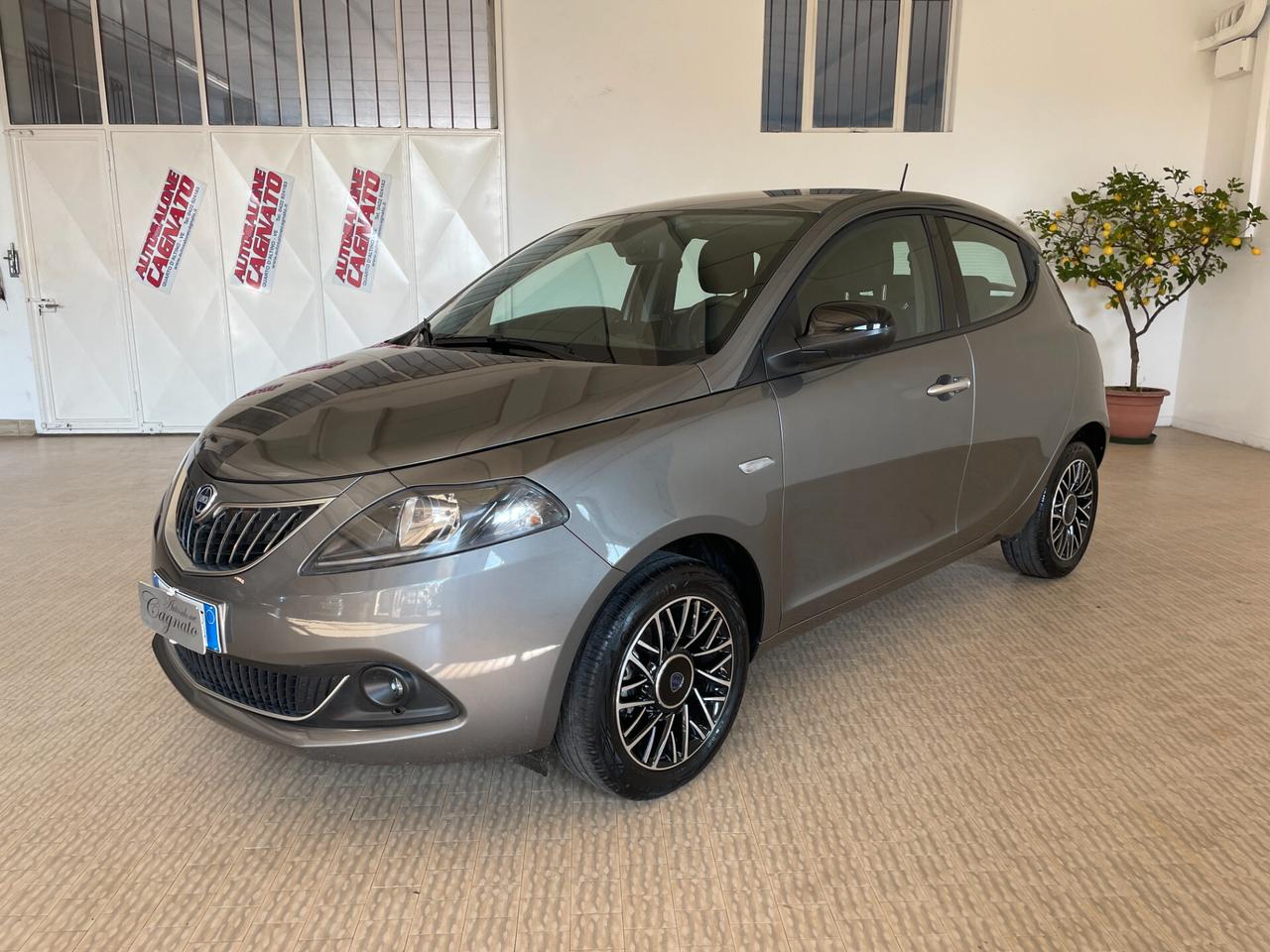 Lancia Ypsilon 1.0 FireFly 5 porte Hybrid Platino