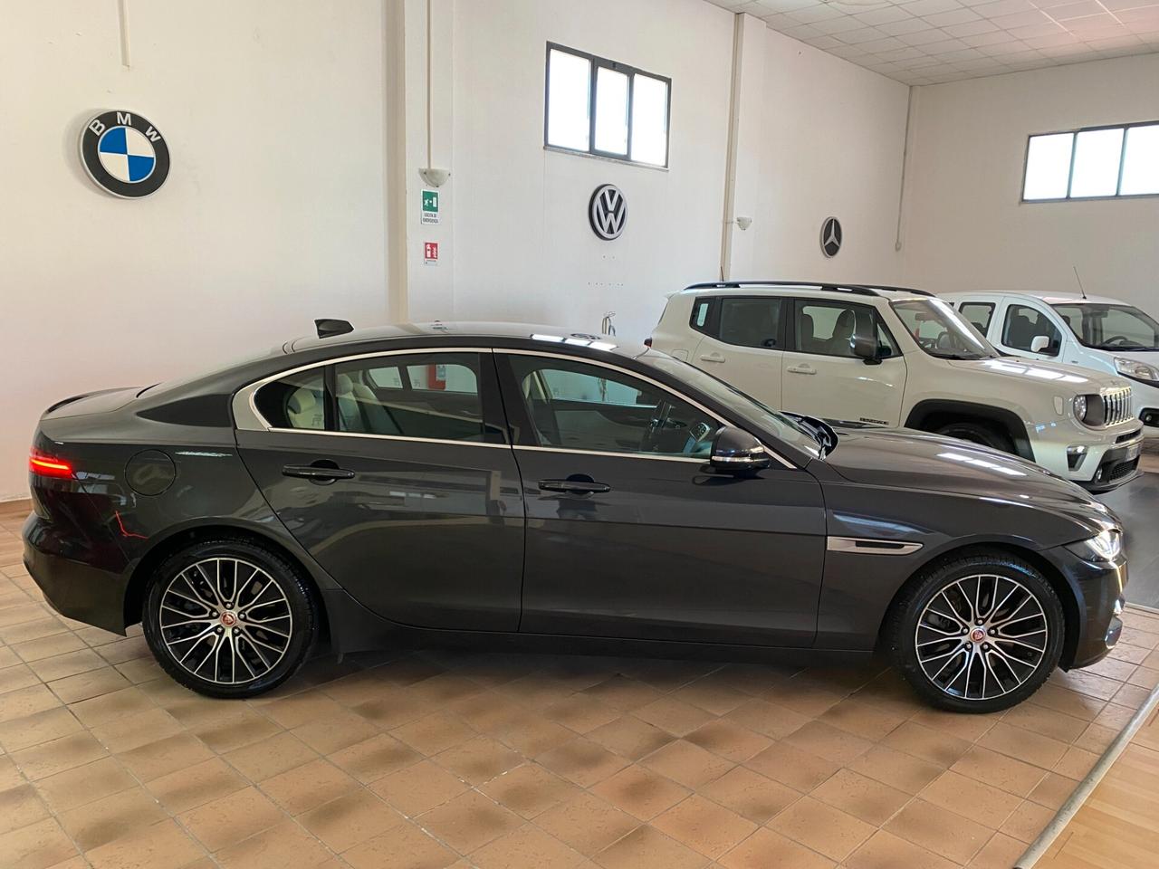 Jaguar XE 2.0 D 180 CV aut. R-Dynamic HSE