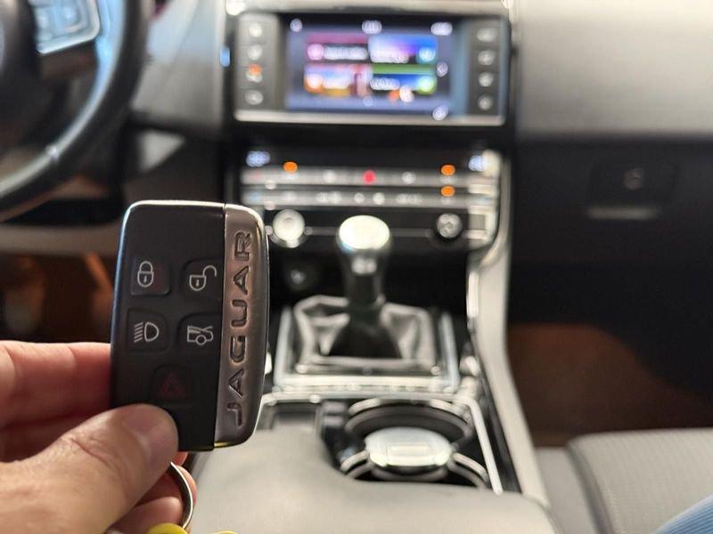 Jaguar XE JAGUAR XE 2.0 D 180cv 6m - PURE BUSINESS EDITION -