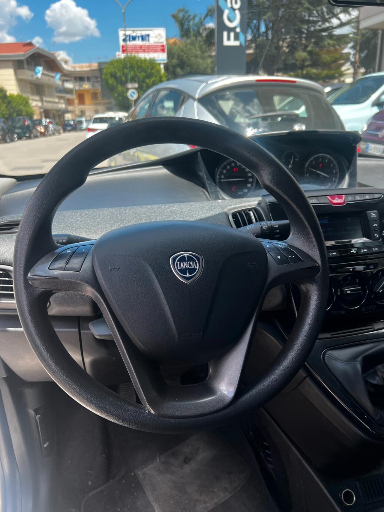 Lancia Ypsilon 1.0 FireFly 5 porte S&S Hybrid Ecochic Silver NEOPATENTATI