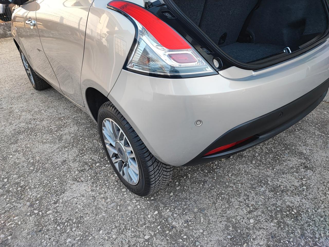 Lancia Ypsilon con 26 Euro 450 km