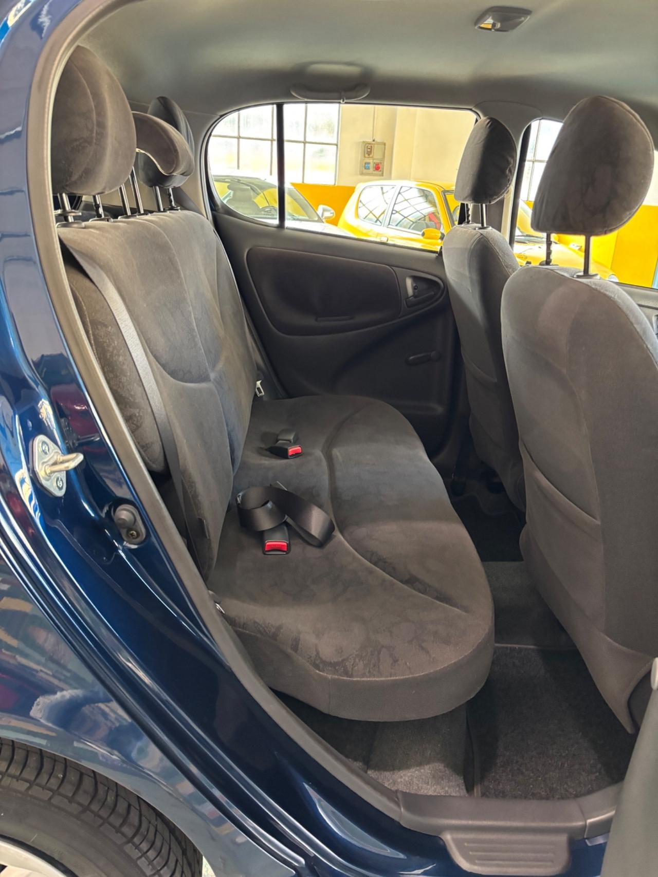 Toyota Yaris 1.0i 16V SOLO 9 MILA KM!!!
