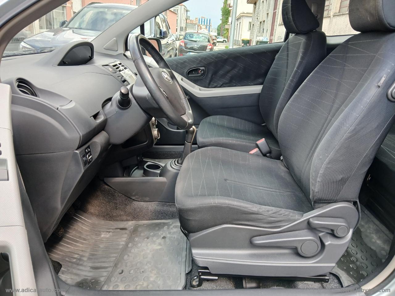 TOYOTA Yaris 1.0 3p.