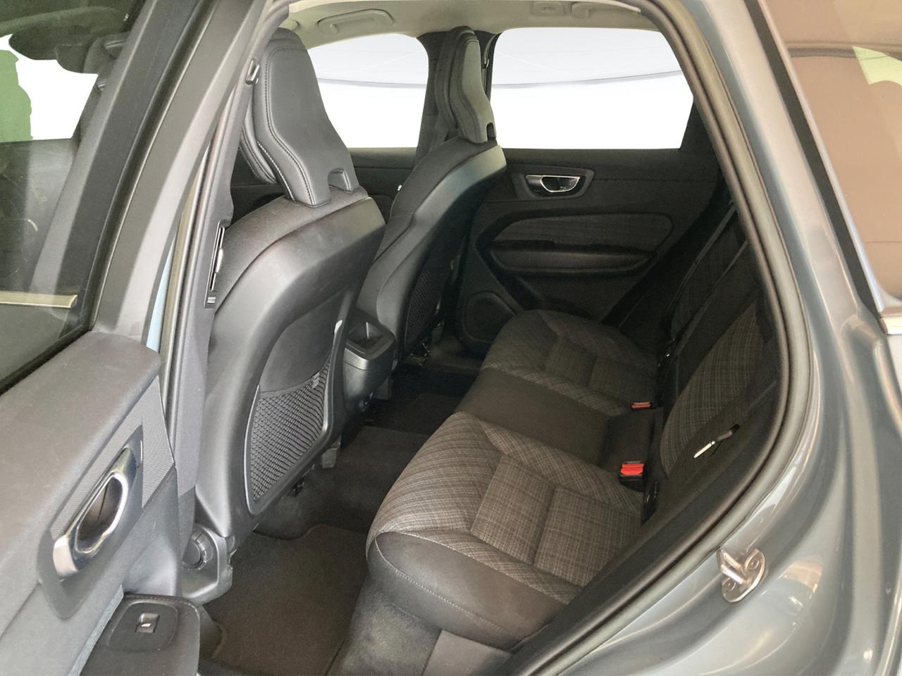VOLVO XC60 2.0 b4 Momentum awd auto