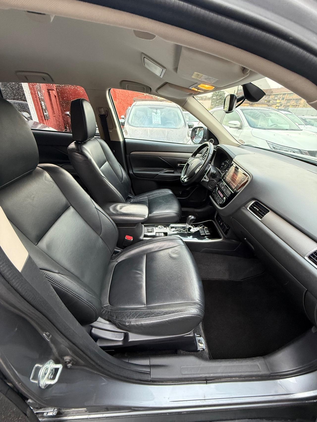 Outlander 2.2 DI-D 4x4-Instyle -7 posti-unipro-rate-E6