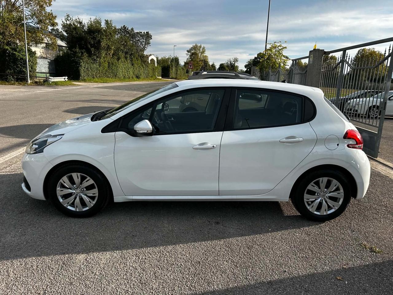 Peugeot 208 BlueHDi 75 5 porte EURO 6 NEOPATENTATI
