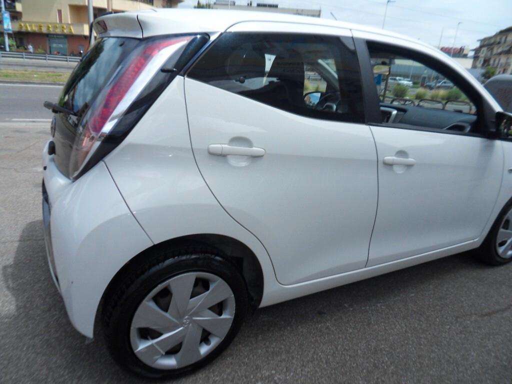 Toyota Aygo 1.0 VVT-i 69 CV 5 porte x-business MMT