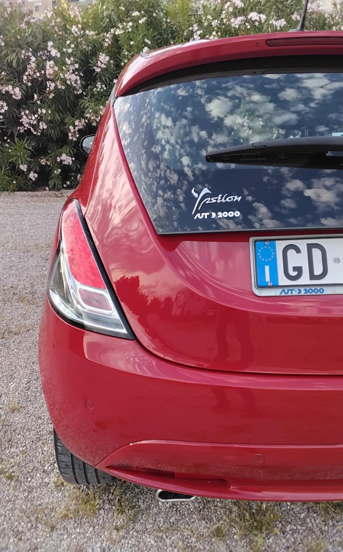 Lancia Ypsilon 1.0 FireFly 5 porte S&S Hybrid Ecochic Silver