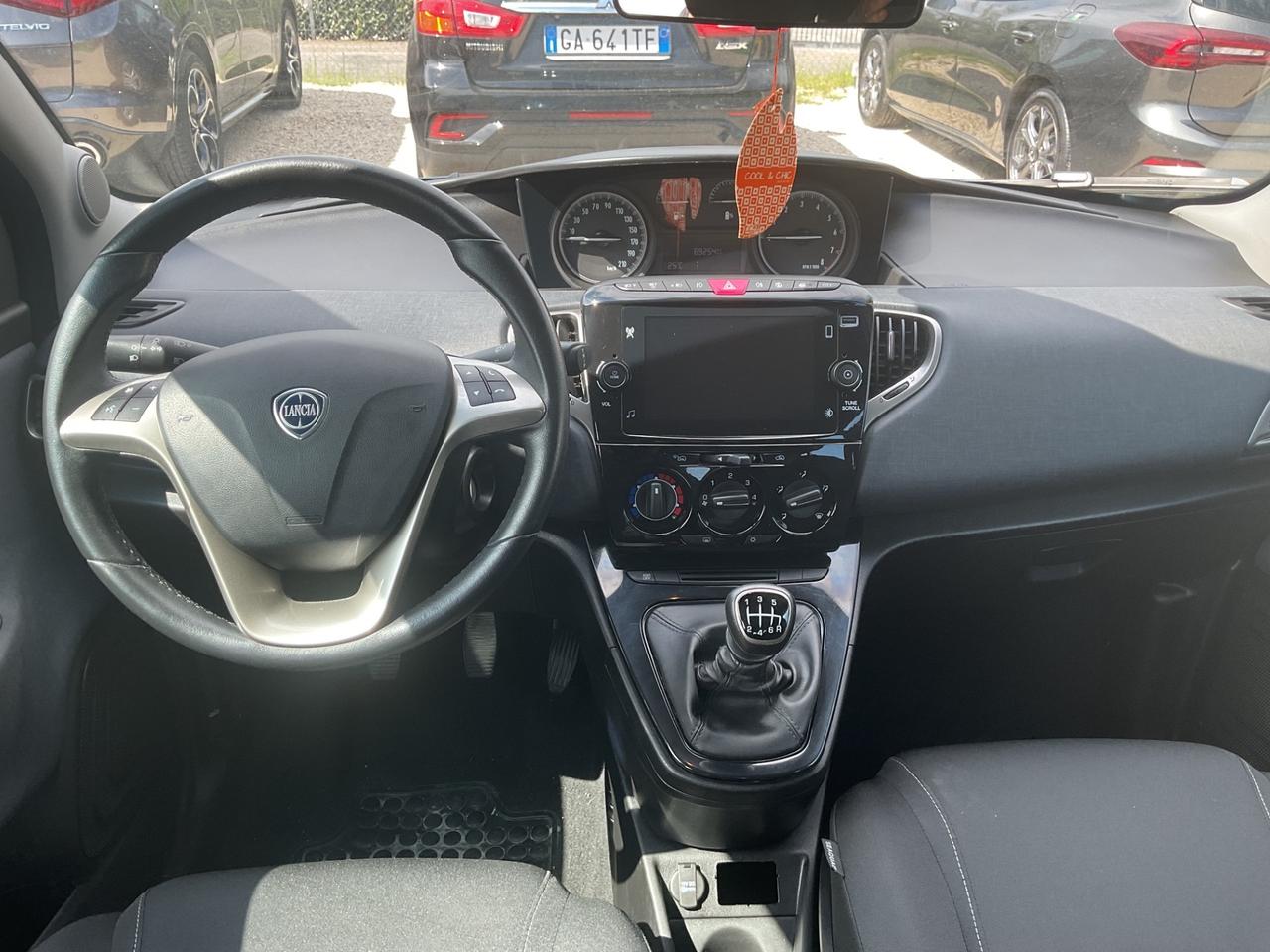 Lancia Ypsilon 1.0 FireFly 5 porte S&S Hybrid Ecochic Silver