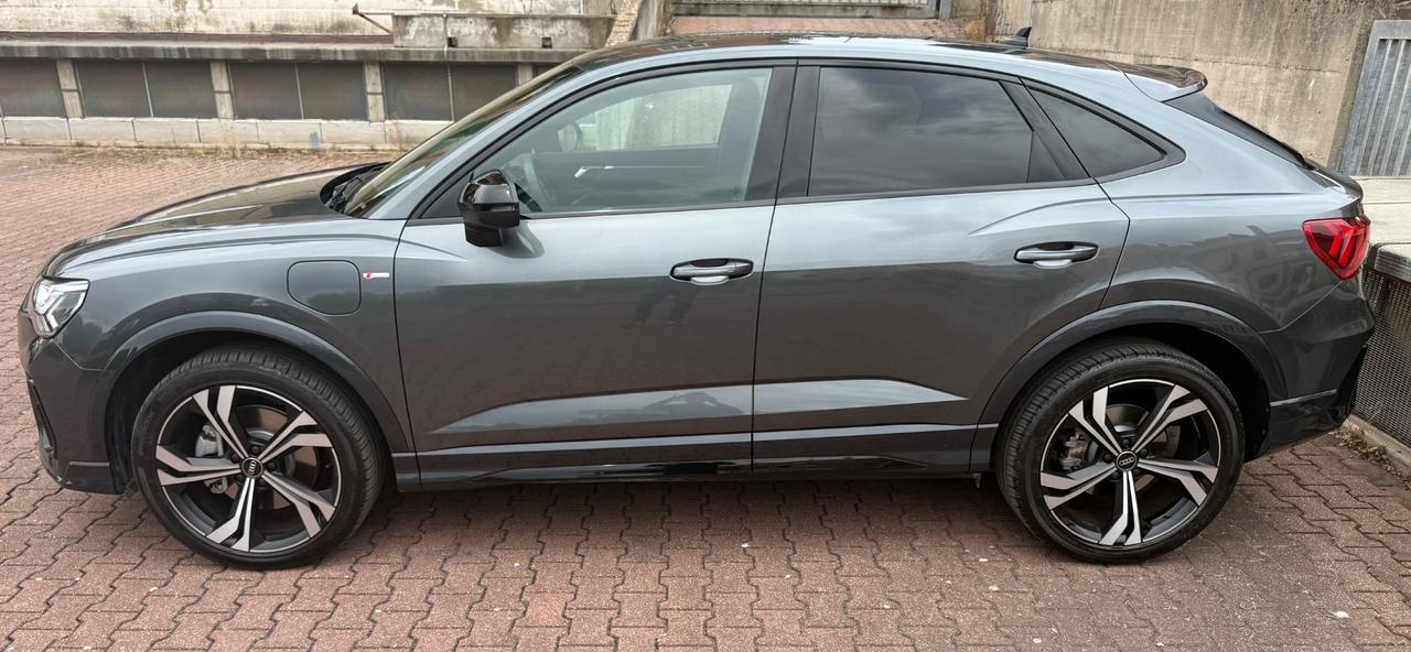 Audi Q3 Sportback 45 TFSI e S tronic Identity Black
