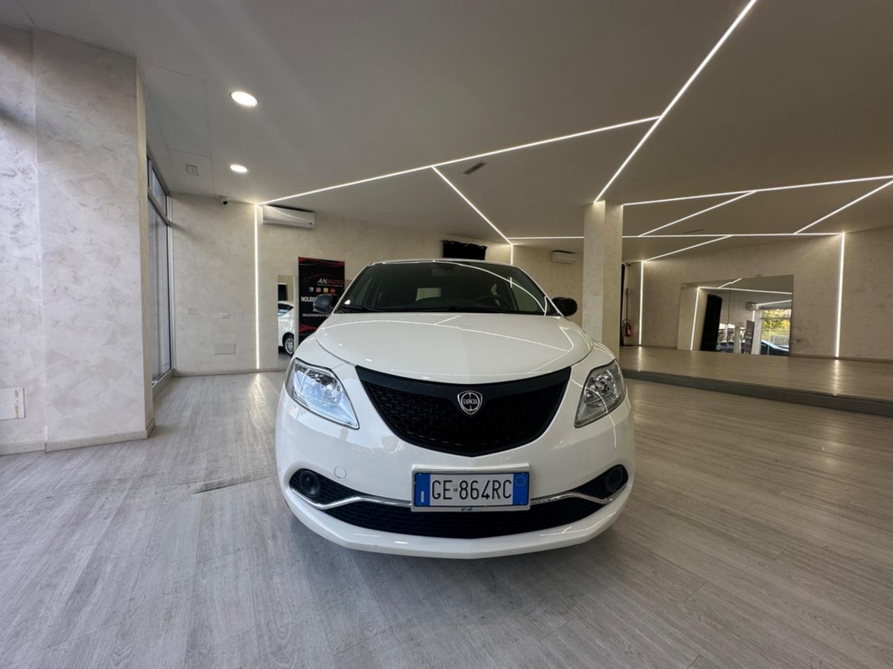 Lancia Ypsilon 1.0 FireFly 5 porte S&S Hybrid Ecochic Silver