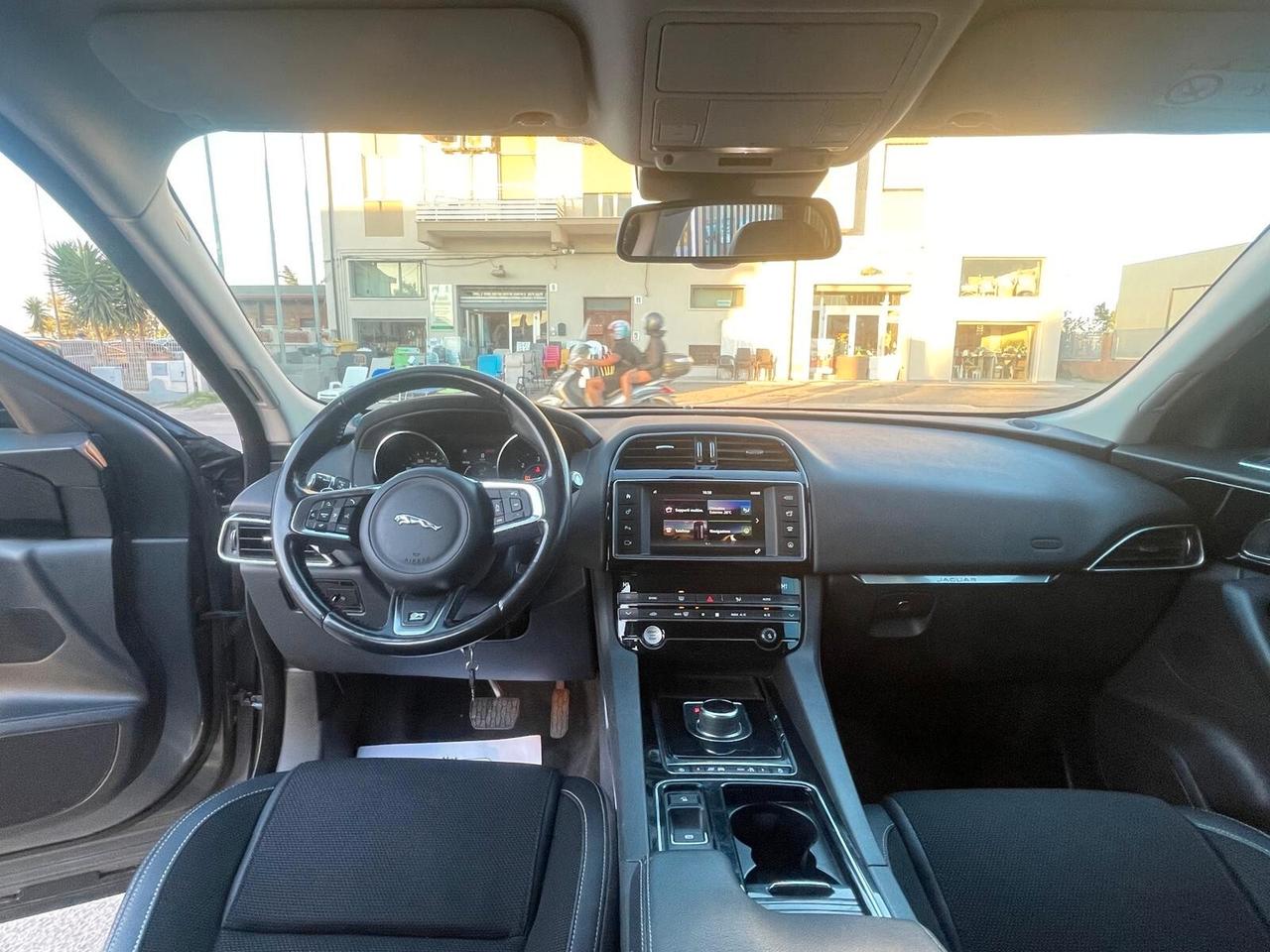 Jaguar F-Pace 2.0 D 180 CV AWD aut. R-Sport