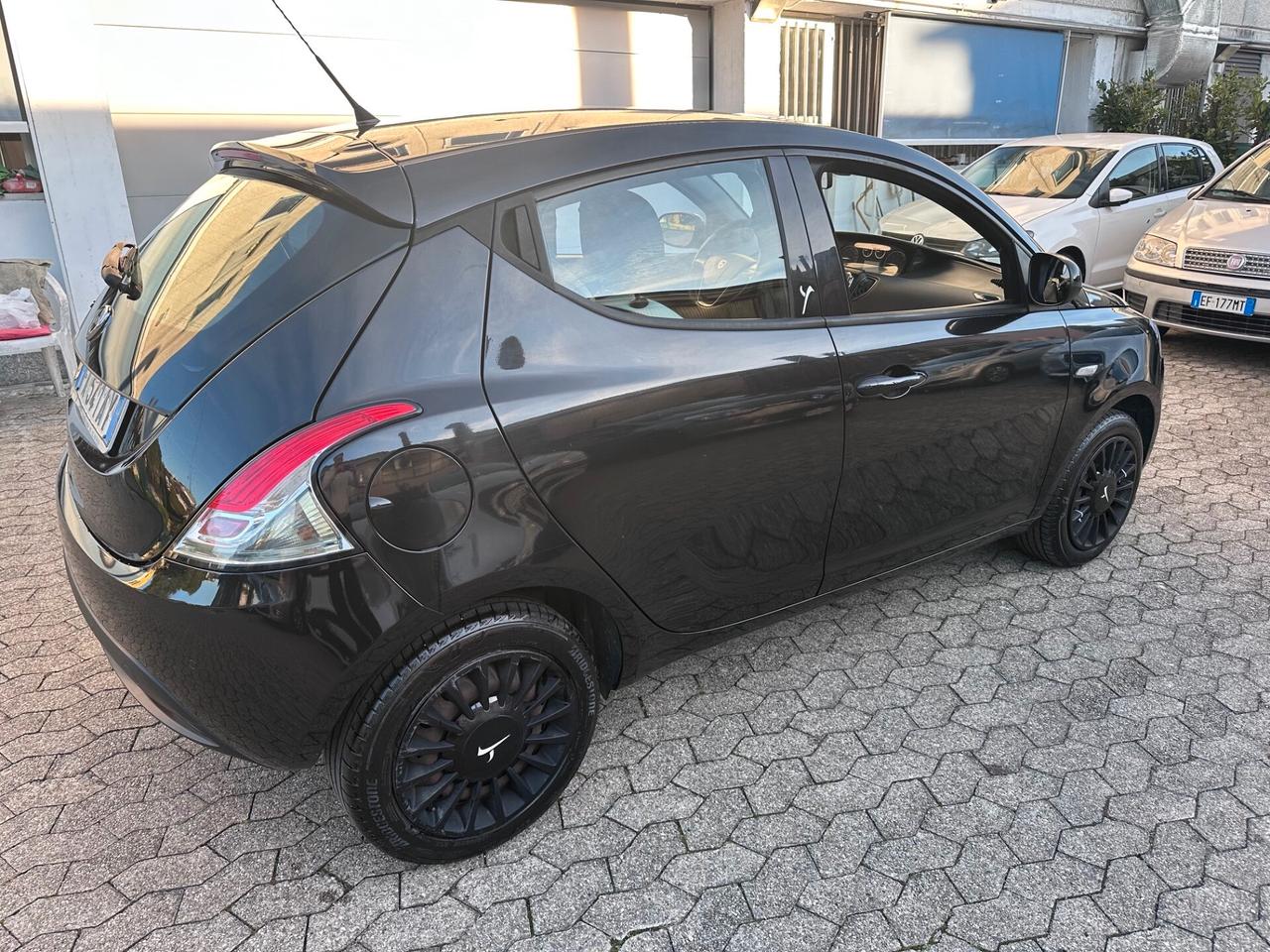 Lancia Ypsilon 1.2 69 CV 5 porte Silver