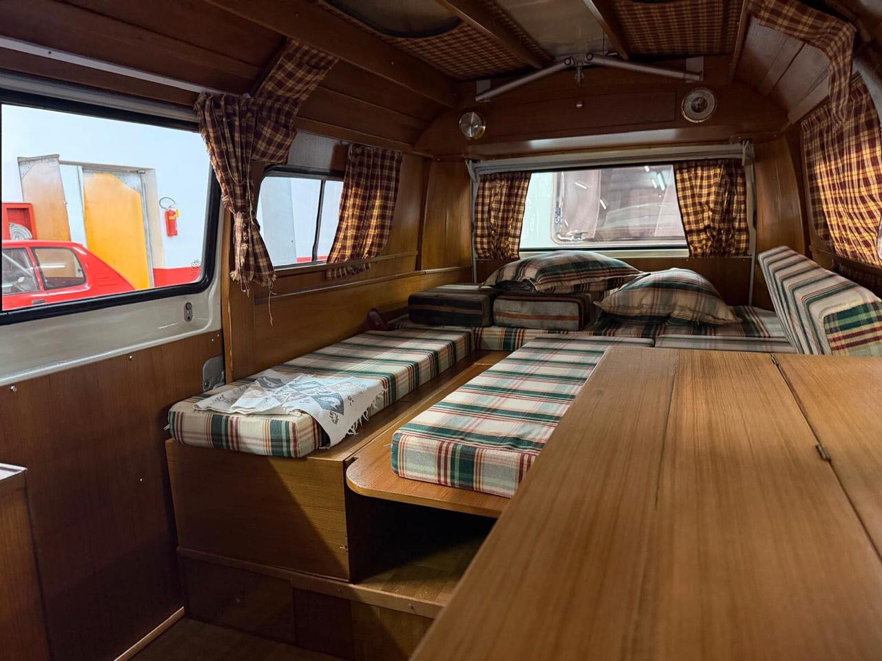 Volkswagen T2a + Roulotte Lander 340 Bora