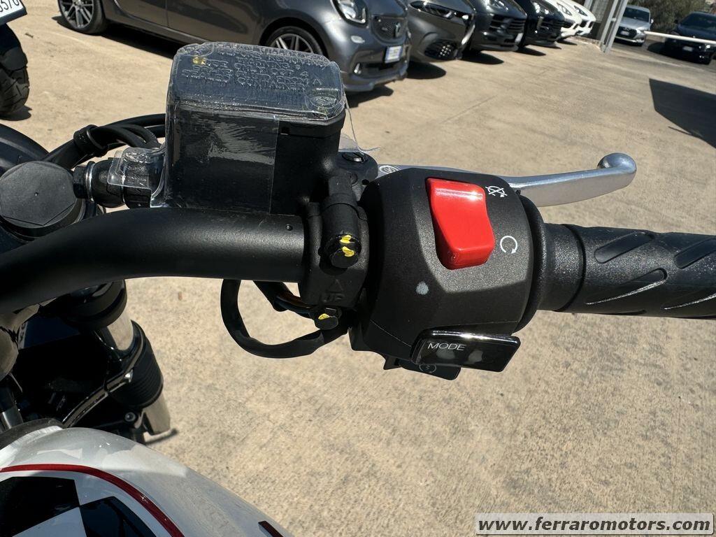 Moto Guzzi V7 Stone Ten nuova pronta consegna