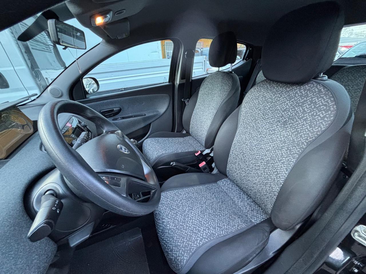 Lancia Ypsilon 0.9 TwinAir 85 CV 5 porte Metano Ecochic Silver