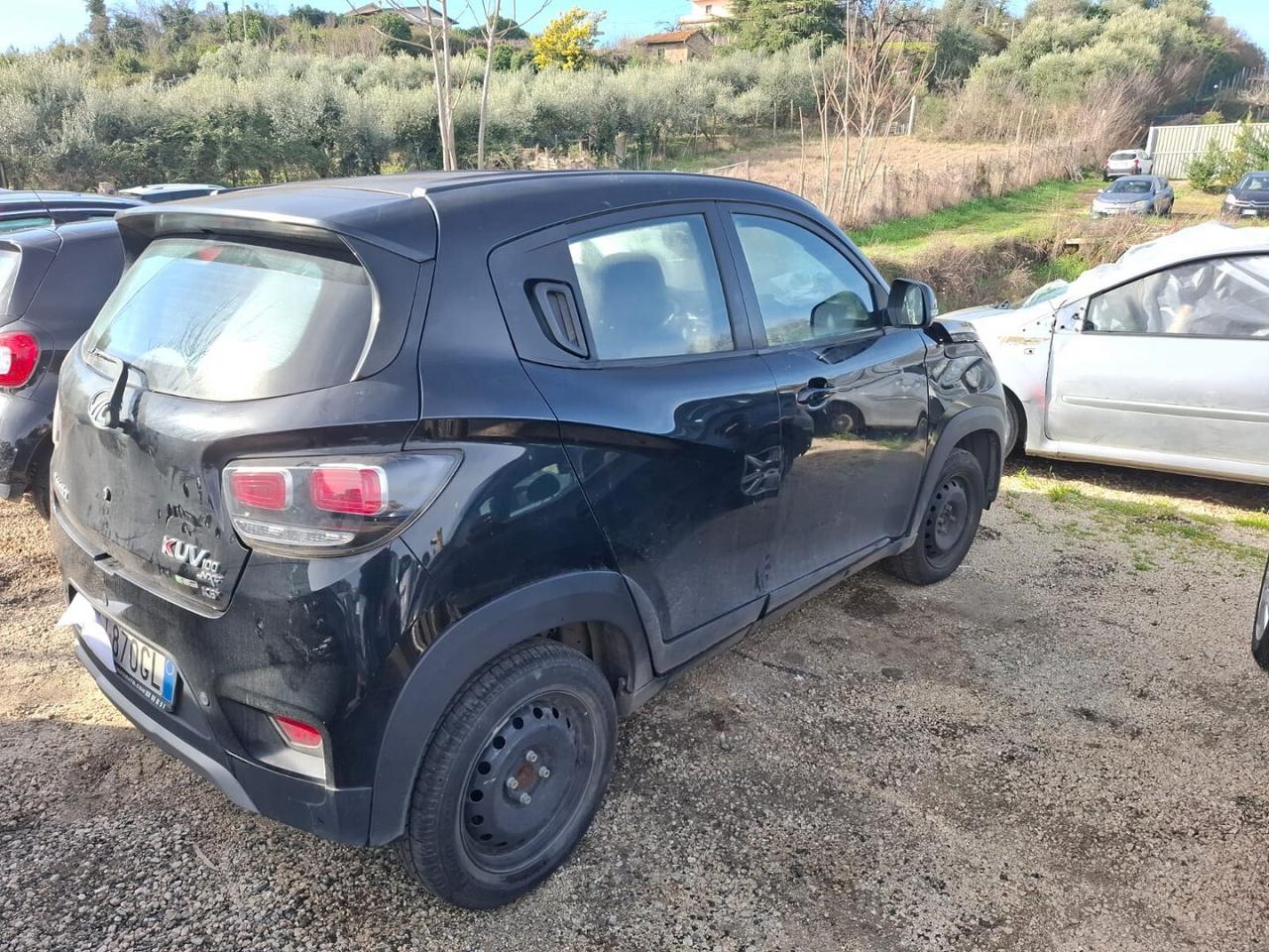 MAHINDRA KUV 100 SINISTRATA MARCIANTE