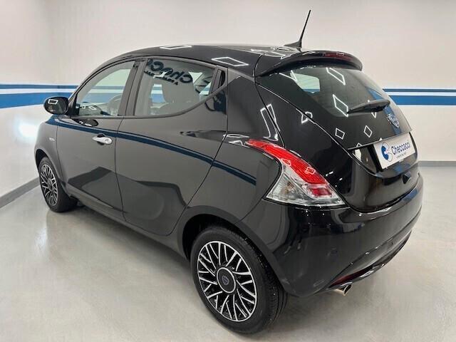 Lancia Ypsilon 1.0 FireFly 5 porte S&S Hybrid Silver