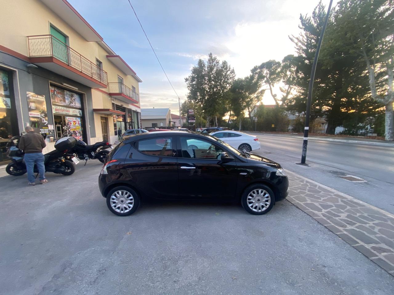 Lancia Ypsilon 1.2 69 CV 5 porte S&S Platinum