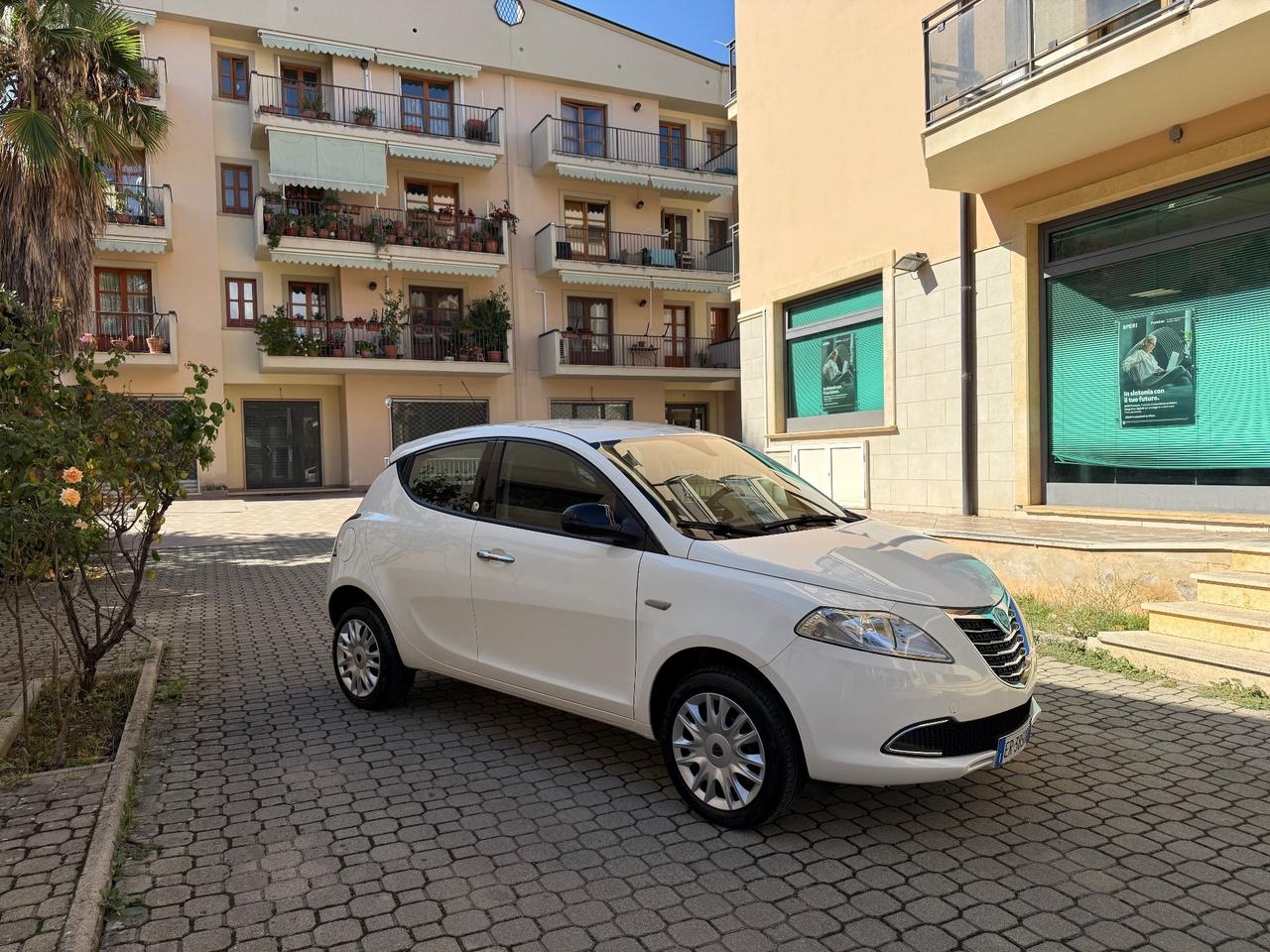 Lancia Ypsilon 0.9 TwinAir 85 CV 5 porte Metano Ecochic Silver