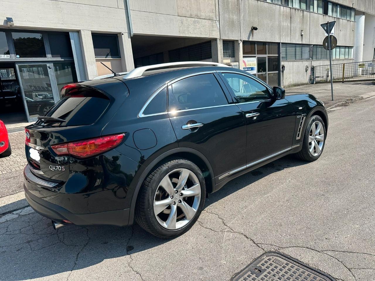 Infiniti QX70 3.0 diesel V6 AT GT Premium