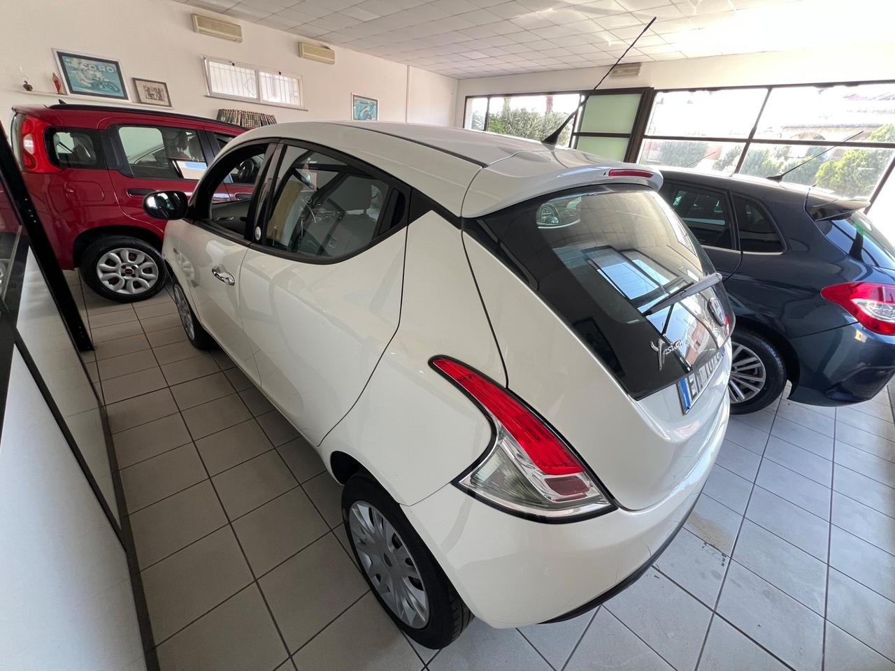 Lancia Ypsilon 0.9 TwinAir 85 CV 5 porte Metano Ecochic Silver