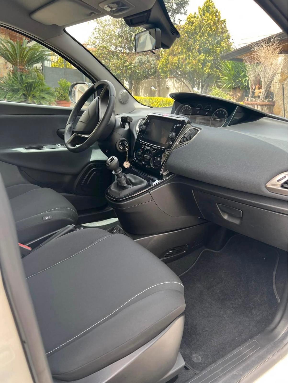 Lancia Ypsilon 1.0 FireFly 5 porte S&S Hybrid Ecochic Gold