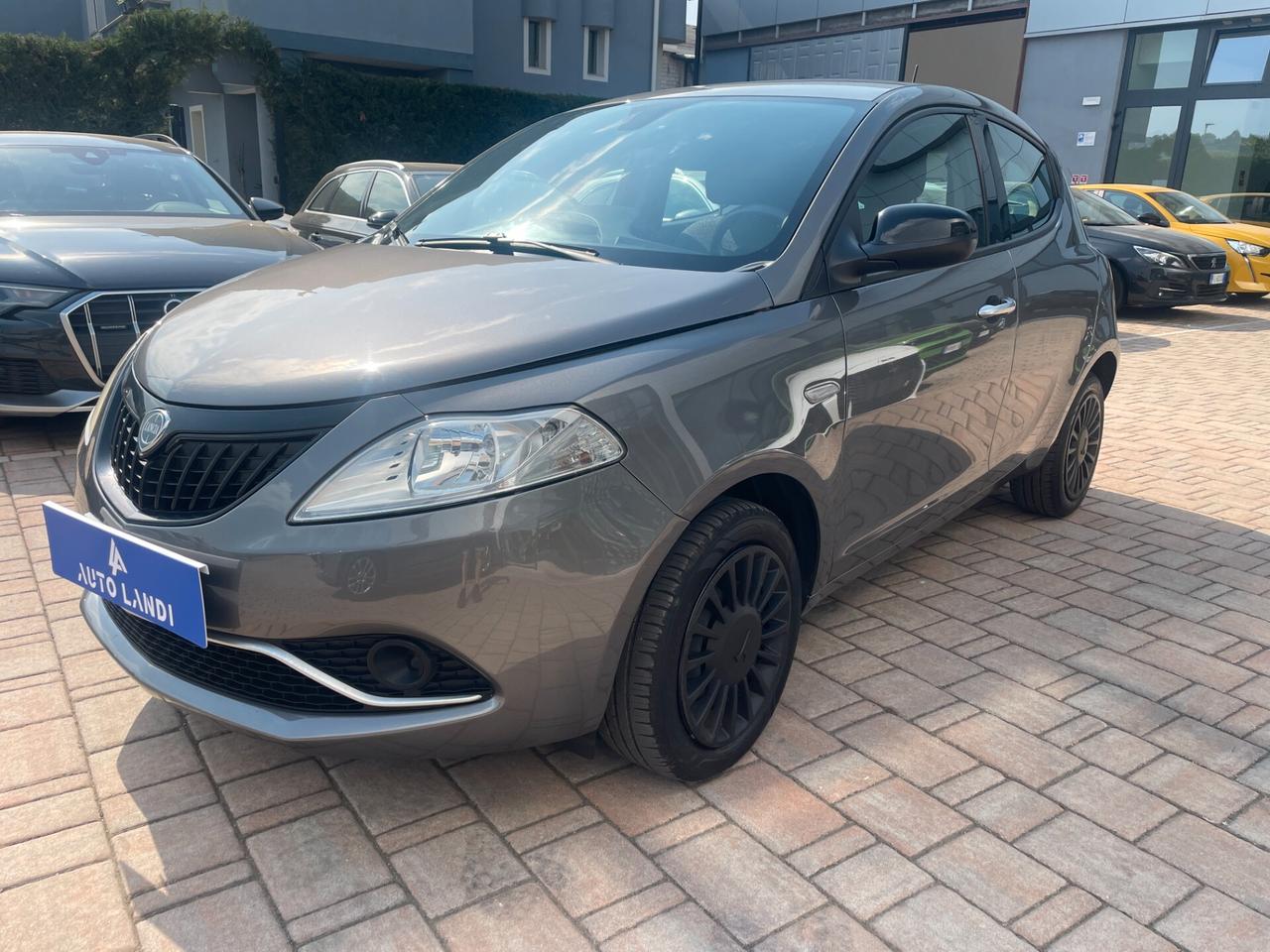 Lancia Ypsilon 1.0 FireFly 5 porte S&S Hybrid Silver