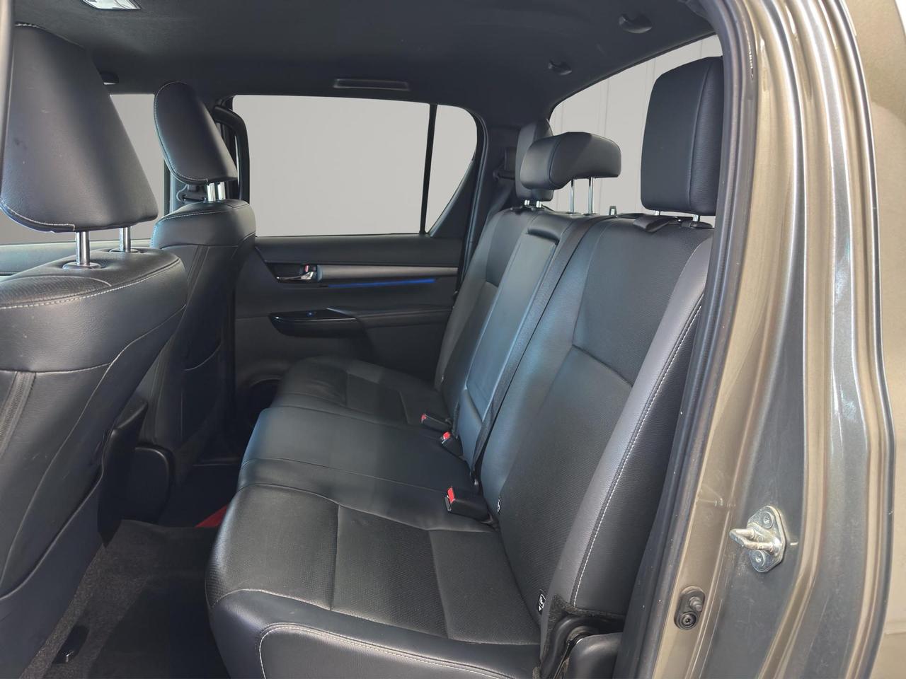 Toyota Hilux 2.8 d double cab Invincible 4wd auto