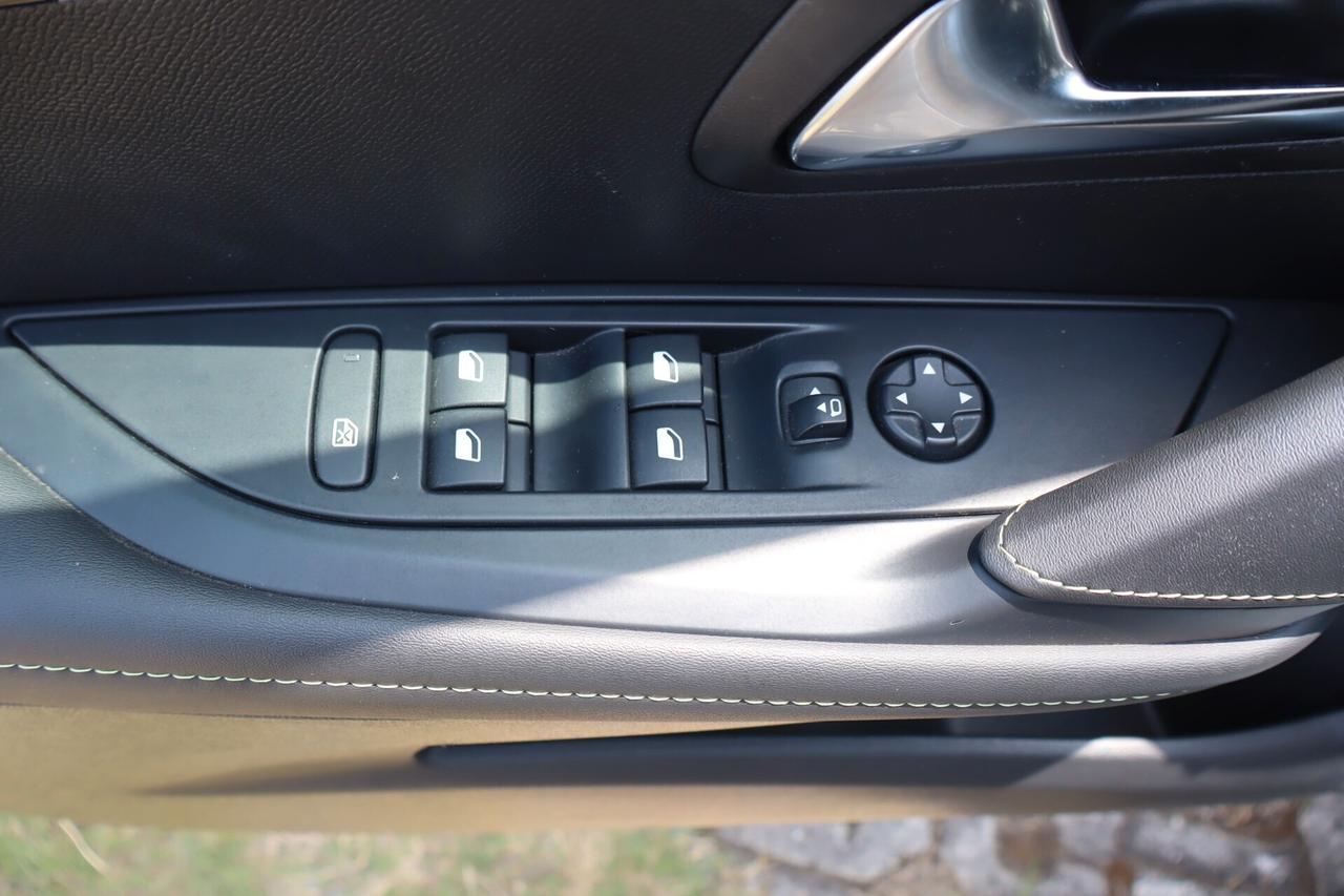 Peugeot 208 1.2cc Hybrid 136cv e-DCS6 Autom. GT