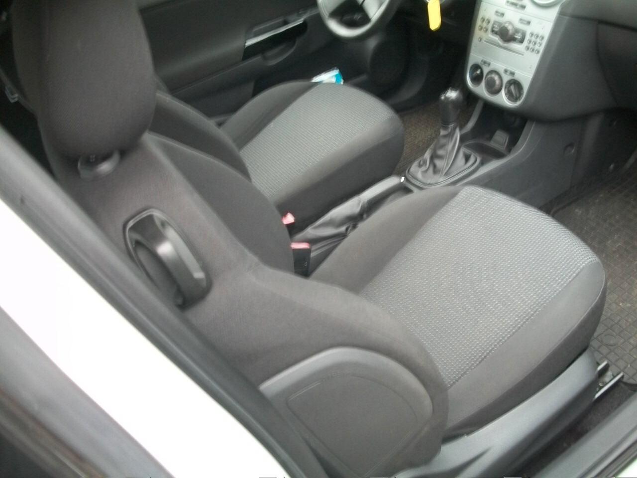 Opel Corsa 1.2 3 porte One SI NEOPATENTATI GARANZIA UN ANNO EURO 05 HP 86 KW 63 KM 144200