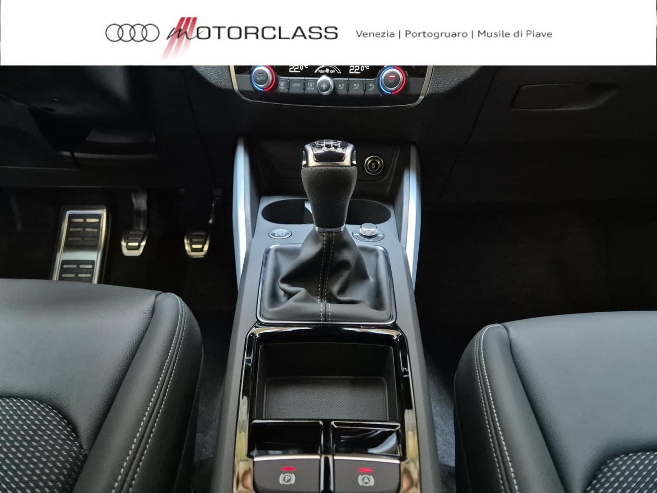 Audi Q2 35 1.5 tfsi identity black