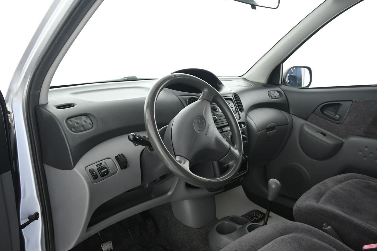 TOYOTA Yaris Verso 1.3 Luna X COMMERCIANTI