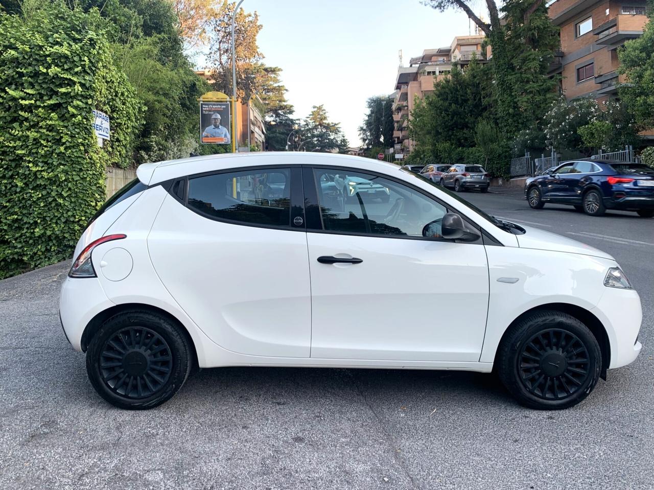Lancia Ypsilon 1.0 HIBRIDA 2021 KM23980