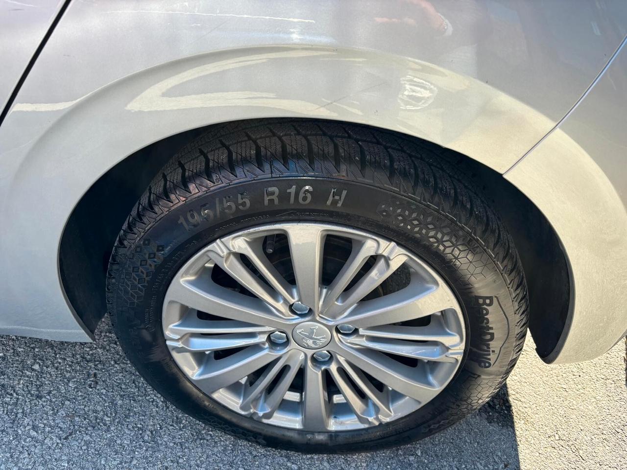 Peugeot 208 BlueHDi 75 5 porte Allure