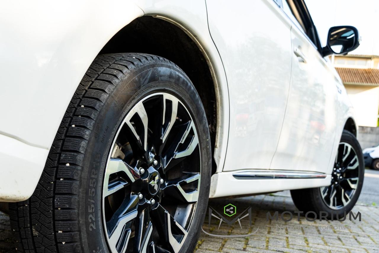 Mitsubishi Outlander 2.0 4WD PHEV Instyle 2018 - PLUG-IN HYBRID