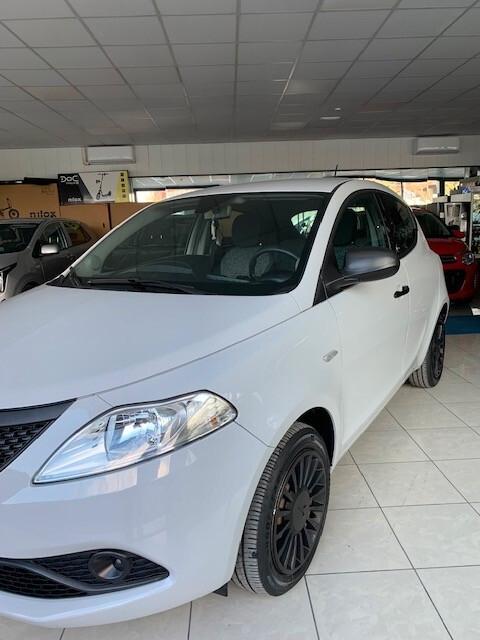 Lancia Ypsilon 1.0 FireFly 5 porte S&S Hybrid Ecochic Silver