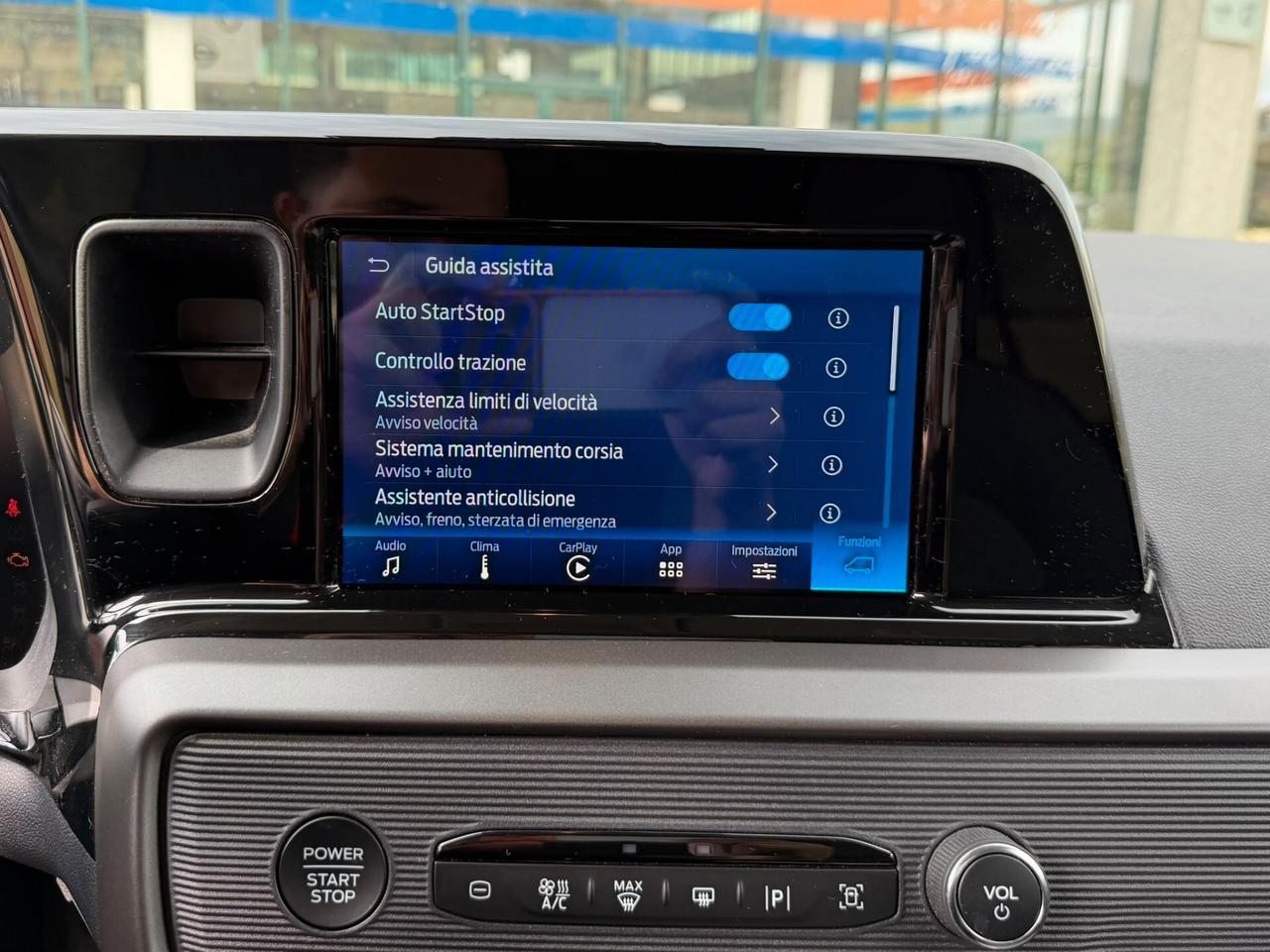 Ford Tourneo Courier 1.0 EcoBoost Titanium