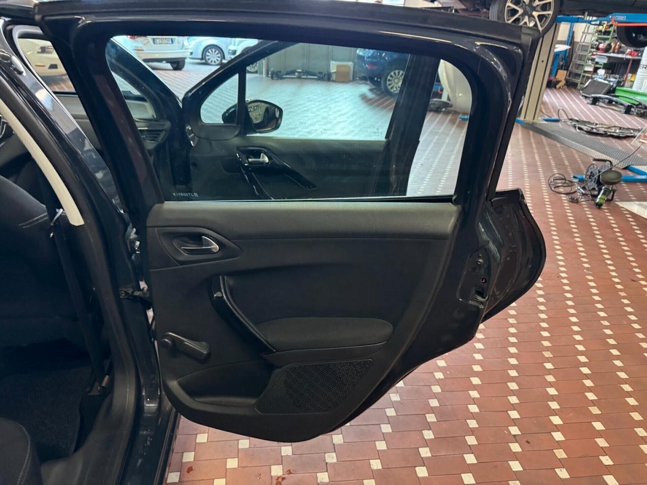 Peugeot 208 PureTech 82 5 porte Allure - NEOPATENTATI