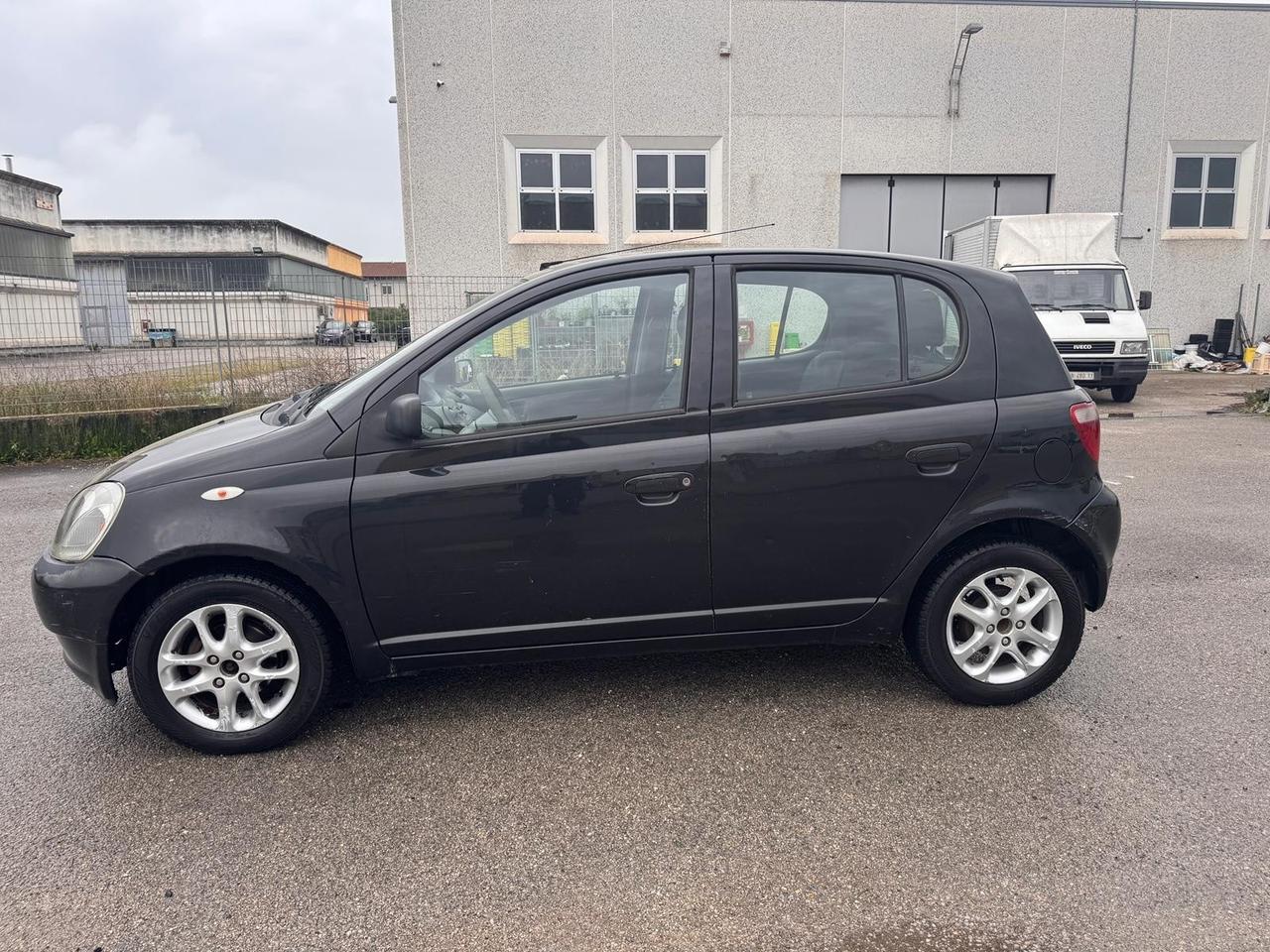 Toyota Yaris 1.0i 16V cat 5 porte Sol