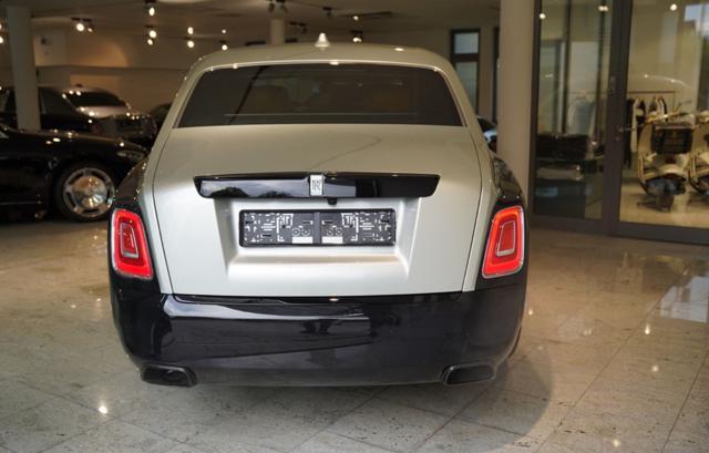 ROLLS-ROYCE Phantom EWB -TWO TONE W12 414 KW (563HP)